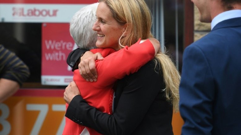 Irmã de deputada britânica anti-Brexit assassinada é eleita em cadeira-chave