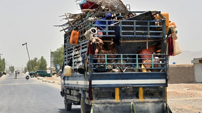 Moradores afegãos fogem de área tomada pelo Talibã em Kandahar