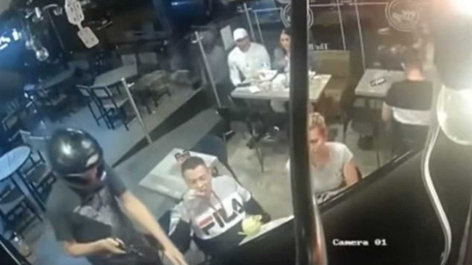 Vídeo: Homem mantém a calma e come frango frito durante assalto