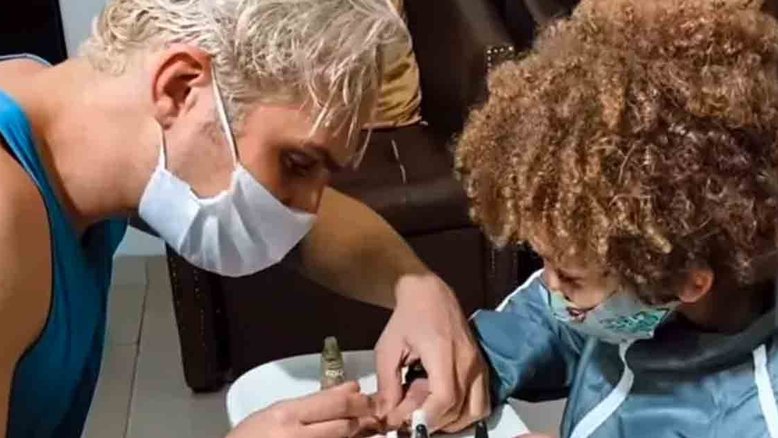 Igor Rickli rebate críticas por pintar unha do filho: ‘Ele gosta’