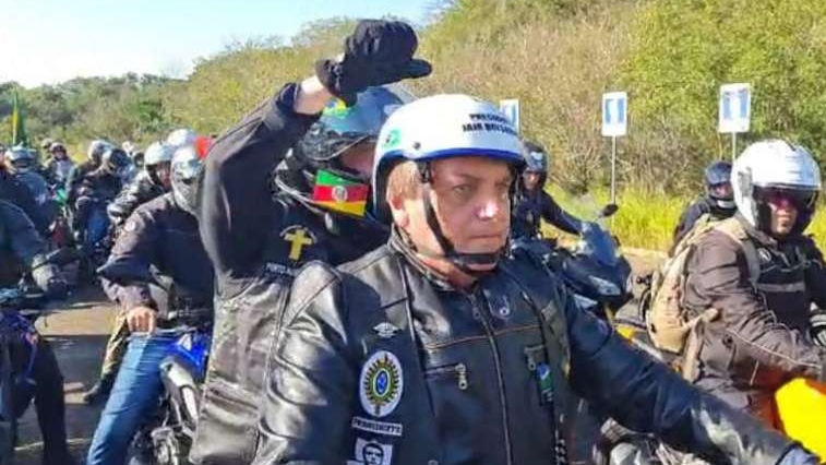 Foragido, Allan dos Santos participa de motociata de Bolsonaro nos EUA