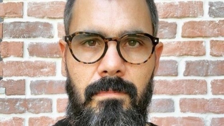 'Levo paulada', diz Juliano Cazarré sobre dificuldade em ser católico no meio artístico