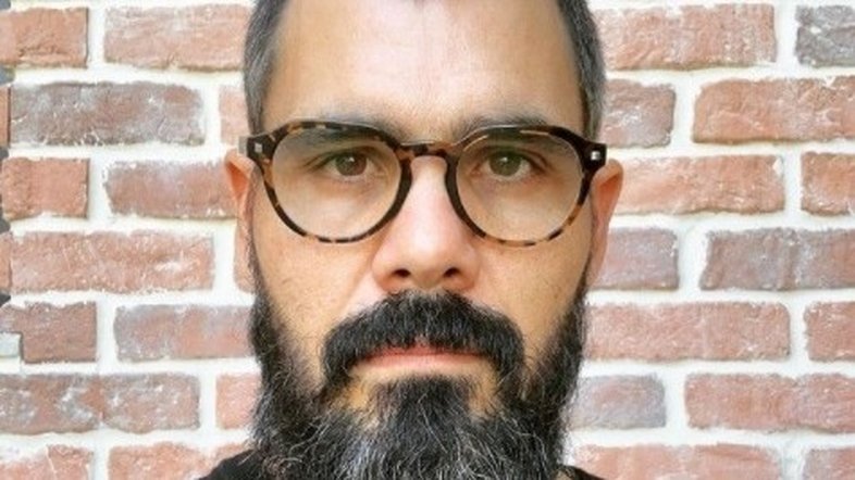 'Levo paulada', diz Juliano Cazarré sobre dificuldade em ser católico no meio artístico