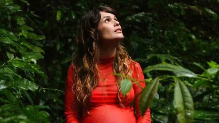 Mulher de Marcelo D2 mostra barrigão na reta final da gravidez