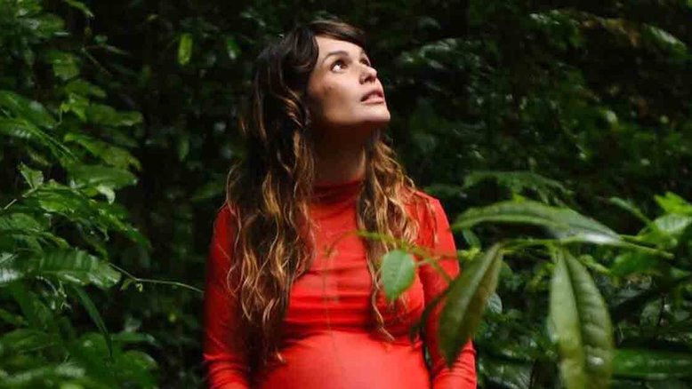 Mulher de Marcelo D2 mostra barrigão na reta final da gravidez