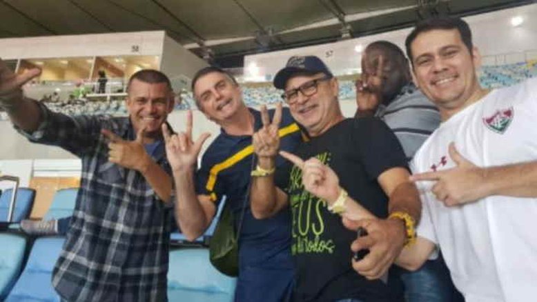 Queiroz posta foto com Bolsonaro e aliados e reclama de abandono