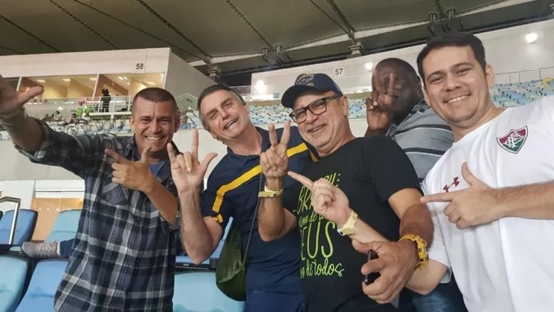 Fabrício Queiroz reclama de abandono em foto com ex-aliados: 'Três papagaios'
