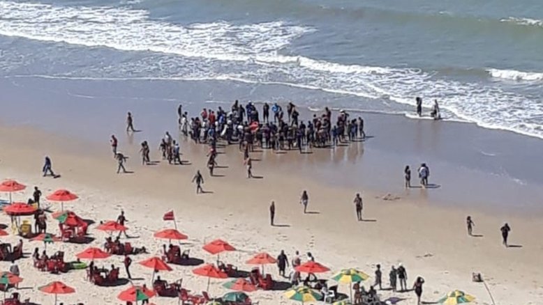 PE: Homem é socorrido após ataque de tubarão em praia do Recife