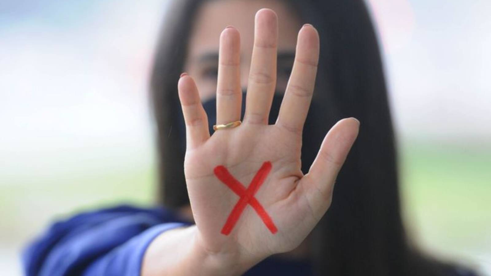 Vítimas de violência doméstica podem apresentar um sinal vermelho na mão para alertar sobre a situação