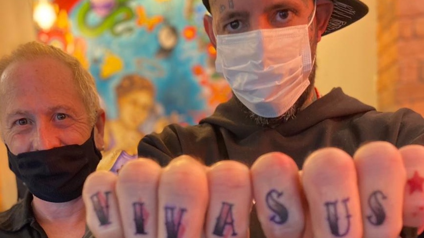 Tico Santa Cruz faz tatuagem após vacinação e critica Bolsonaro: 'Vamos vencer o negacionismo'