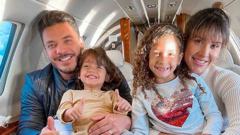 Wesley Safadão posta com a família em jatinho particular