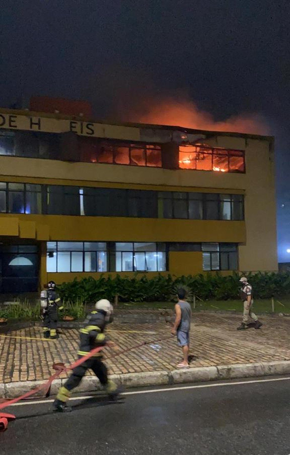BA: Hotel na orla de Salvador é parcialmente atingido por incêndio 4 BA: Hotel na orla de Salvador é parcialmente atingido por incêndio