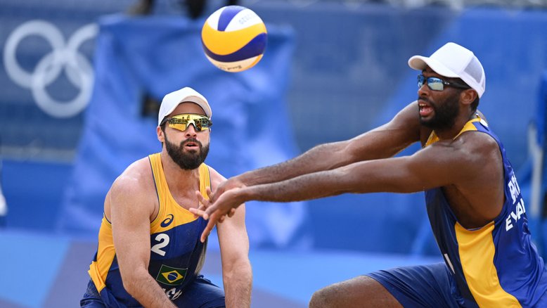 Vôlei de praia: Bruno Schmidt e Evandro perdem para letões e são eliminados da Olimpíada