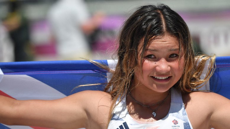 Rayssa Leal, a "fadinha do skate", chora com a medalha de bronze da amiga Sky Brown