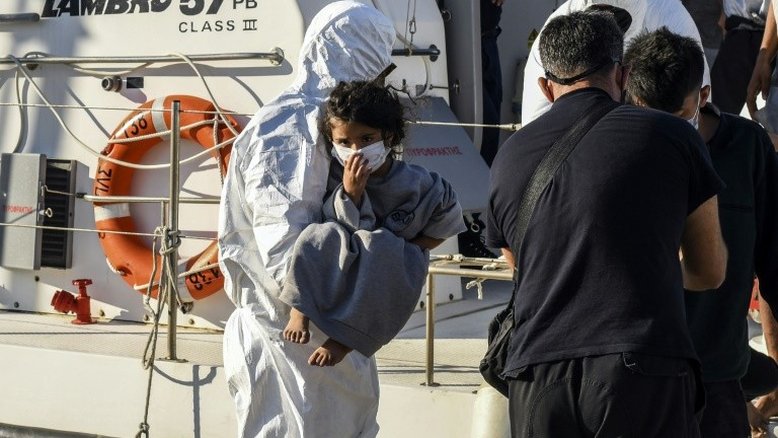 Centenas de migrantes desembarcam em porto seguro na Itália