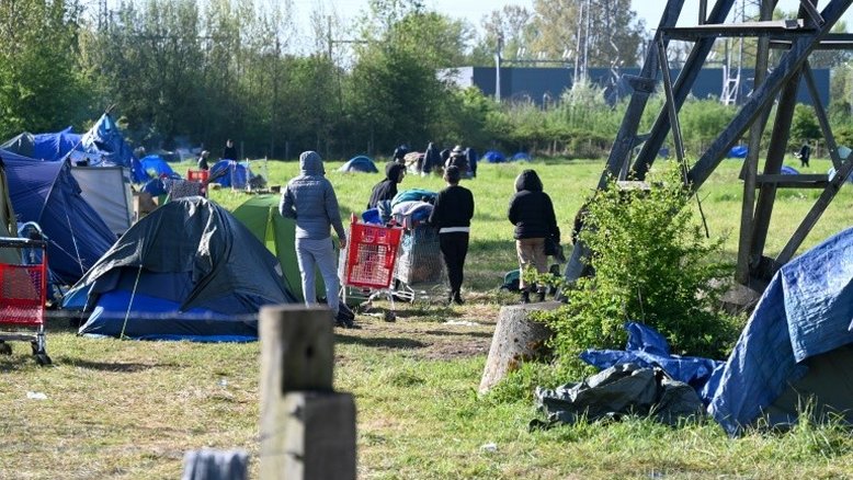 Afegãos no norte da França sonham em chegar à Inglaterra