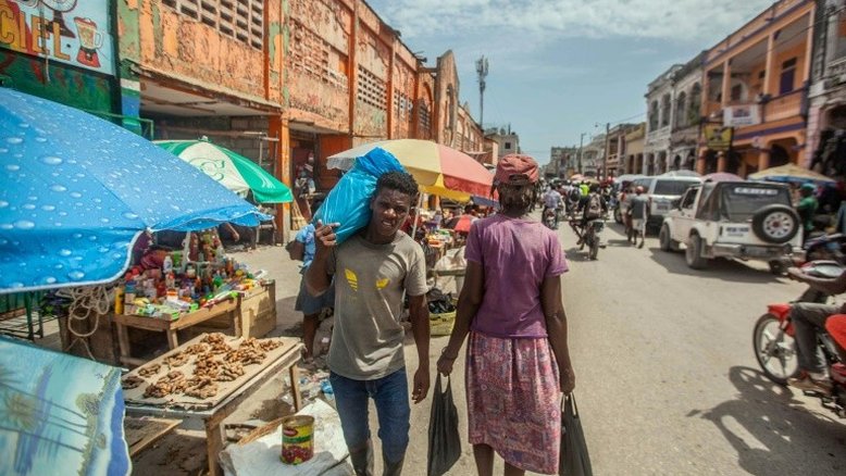Dez dias depois, vítimas do terremoto no Haiti resistem resignados
