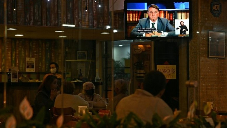 Sob pressão judicial, Bolsonaro contra-ataca