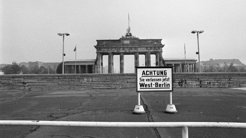 Em 13 de agosto de 1961, um muro divide Berlim
