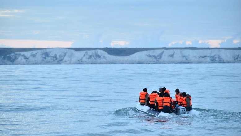 Número diário de migrantes em travessia pelo canal da Mancha bate recorde