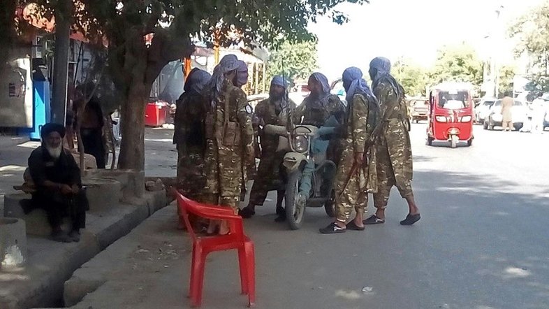 Talibãs tomam mais duas capitais provinciais e civis fogem do norte do Afeganistão