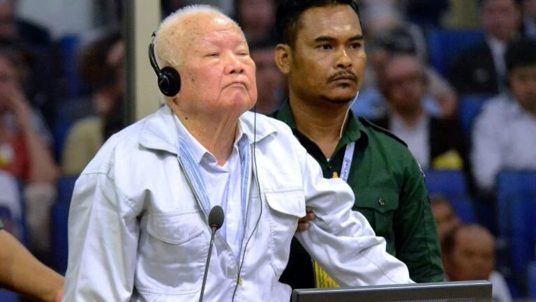 Último sobrevivente do Khmer Vermelho nega responsabilidade no genocídio cambojano