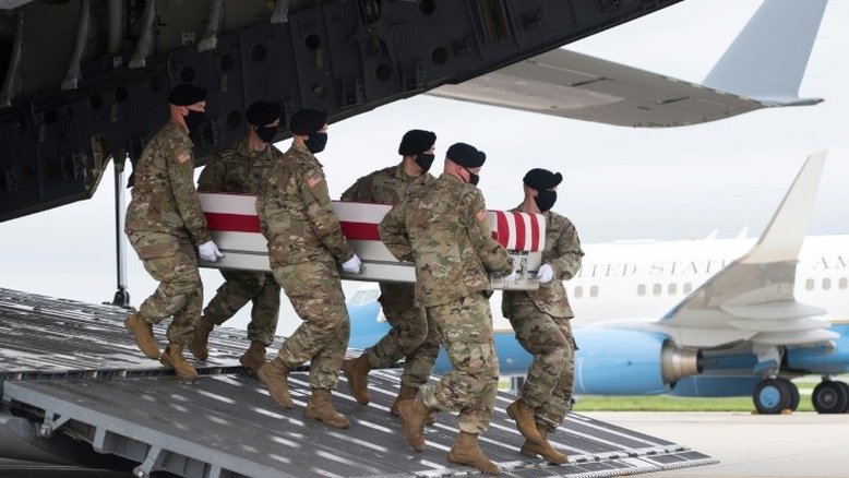 Muito criticado, Biden recebe os corpos de militares mortos no Afeganistão