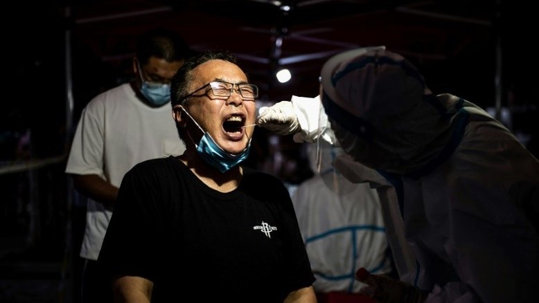 Testes em massa na China expõem nível mais alto de infecções por covid desde janeiro