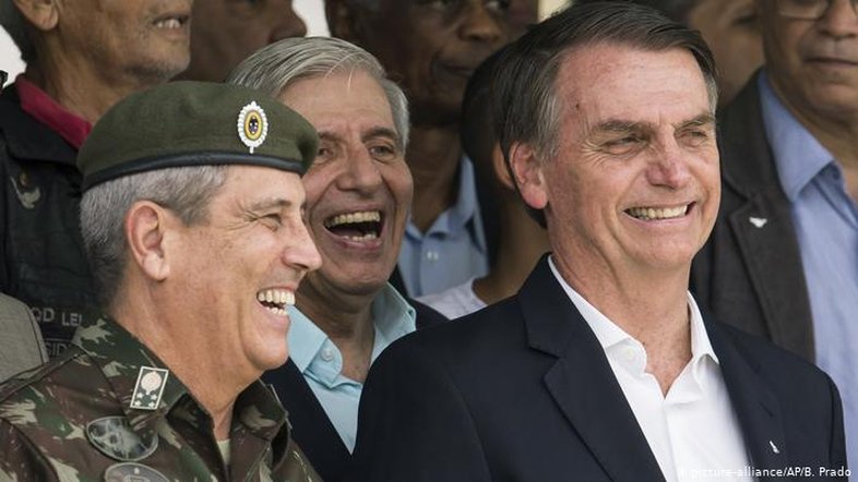 "Lógica militar é incompatível com a política"