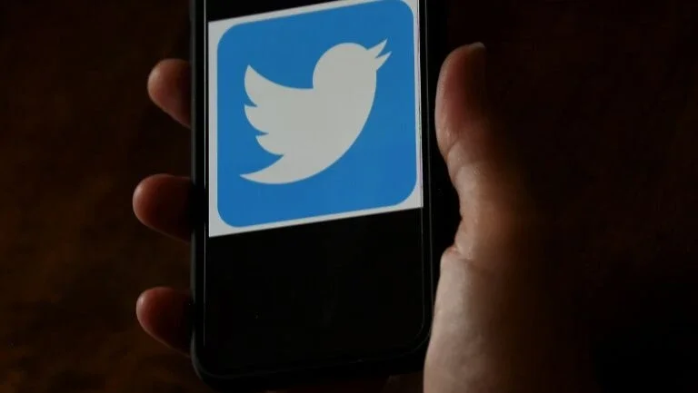 Imprensa pró-governo sérvia acusa Twitter de agir como Hitler