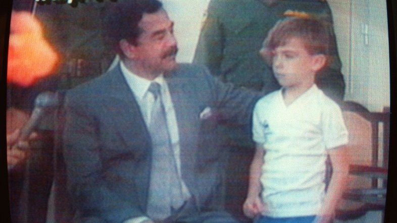 Três décadas depois, os 'escudos humanos' de Saddam Hussein exigem respostas