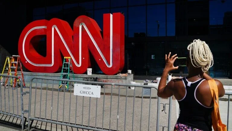 CNN dos EUA demite funcionários que compareceram ao trabalho não vacinados