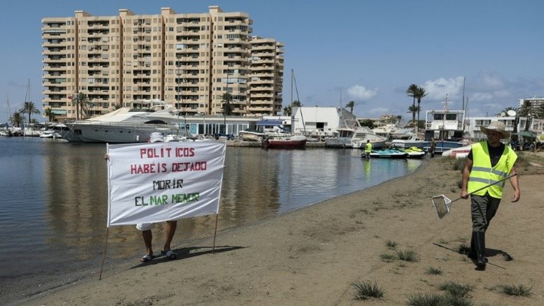 Milhares 'abraçam' Mar Menor, uma lagoa salgada que agoniza na Espanha