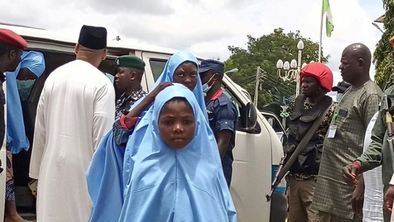 Estudantes nigerianos libertados após sequestro se reencontram com os pais