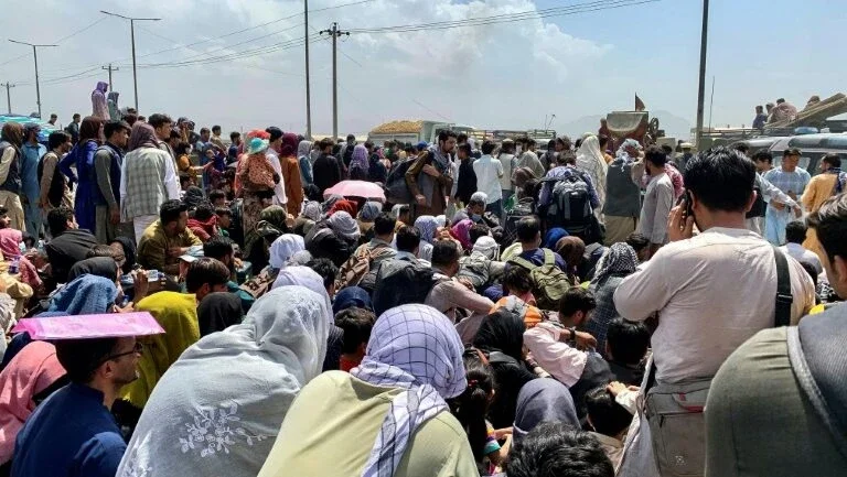 Várias pessoas morrem enquanto aguardam serem evacuadas perto do aeroporto de Cabul