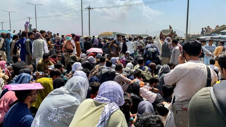 Várias pessoas morrem enquanto aguardam serem evacuadas perto do aeroporto de Cabul