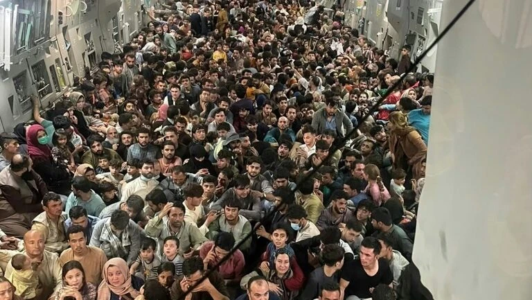 Restos humanos são encontrados no trem de pouso de avião dos EUA que partiu de Cabul