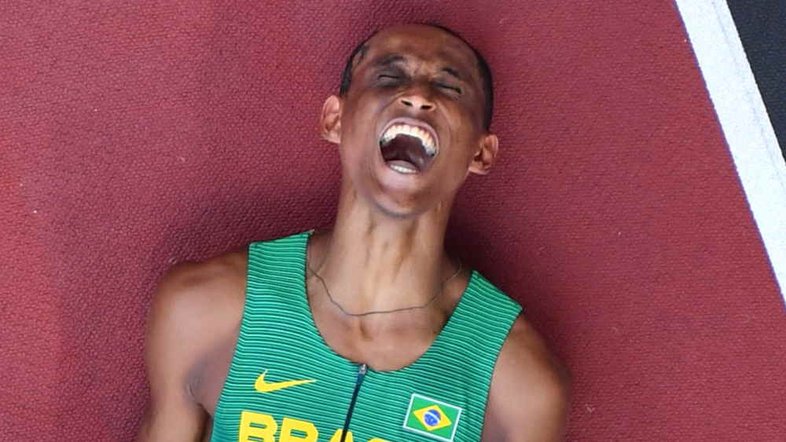 Atletismo: Alison dos Santos conquista a medalha de bronze nos 400m com barreira