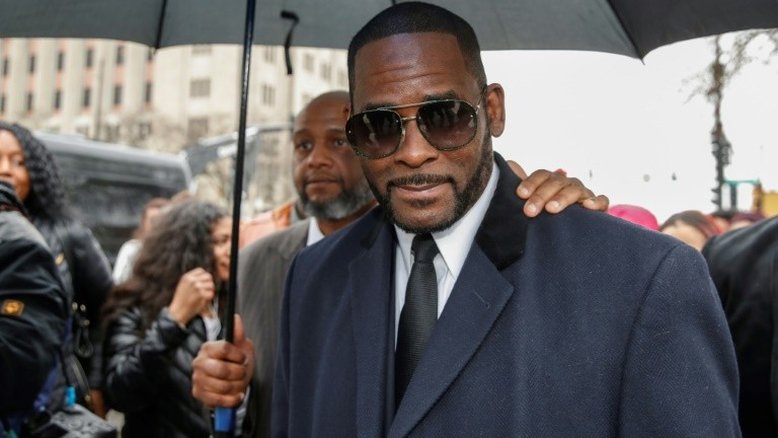 Primeiro homem a acusar R. Kelly de abuso sexual testemunha no tribunal