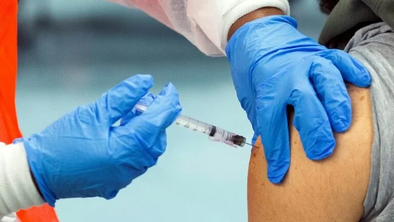 O negacionismo das vacinas favorece a seleção natural humana