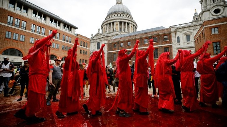 Movimento ambientalista Extinction Rebellion protesta contra a City de Londres