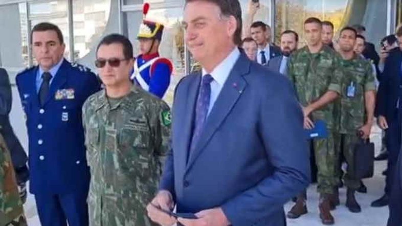 Bolsonaro acompanha desfile militar em Brasília