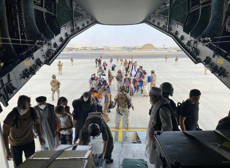 Operações de saída prosseguem no aeroporto de Cabul