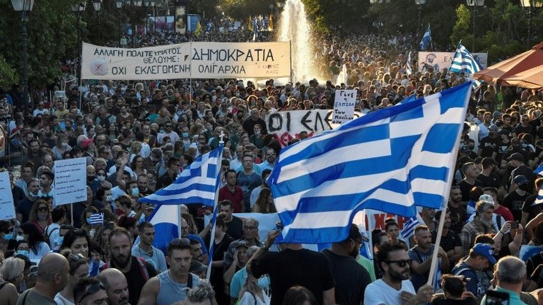 Milhares de gregos protestam contra a vacinação obrigatória de profissionais de saúde