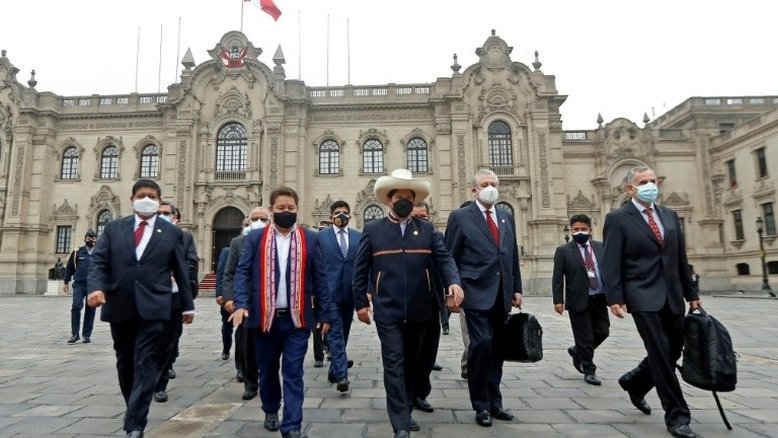Gabinete de Castillo sobrevive ao conseguir voto de confiança no Congresso peruano