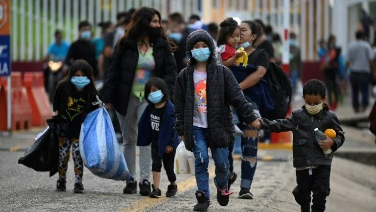 Expulsos de Estados Unidos e México, centenas de migrantes chegam diariamente à Guatemala