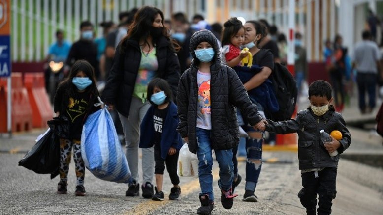 Expulsos de Estados Unidos e México, centenas de migrantes chegam diariamente à Guatemala