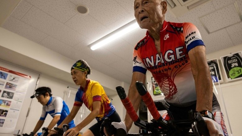 Japonês de 88 anos se prepara para Ironman vendo Jogos de Tóquio