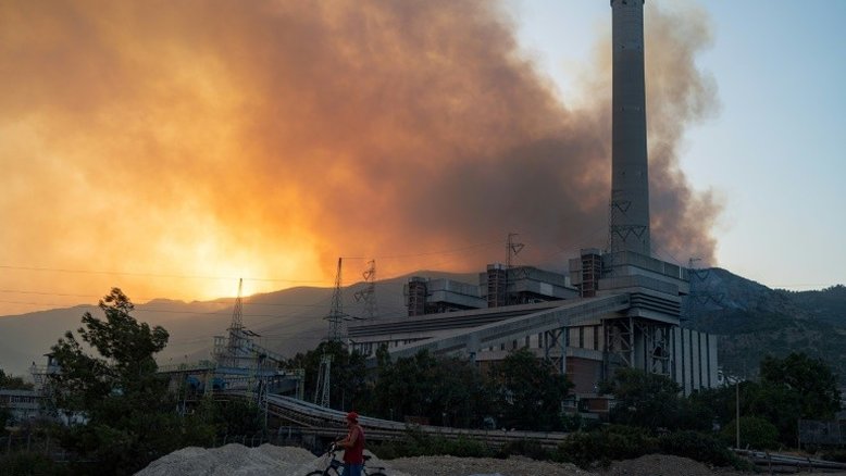 Incêndios ameaçam termelétrica na Turquia e assolam a Grécia