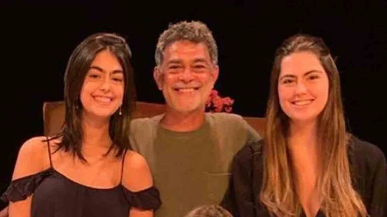 Edu Moscovis tem alta e passa Dia dos Pais com as filhas